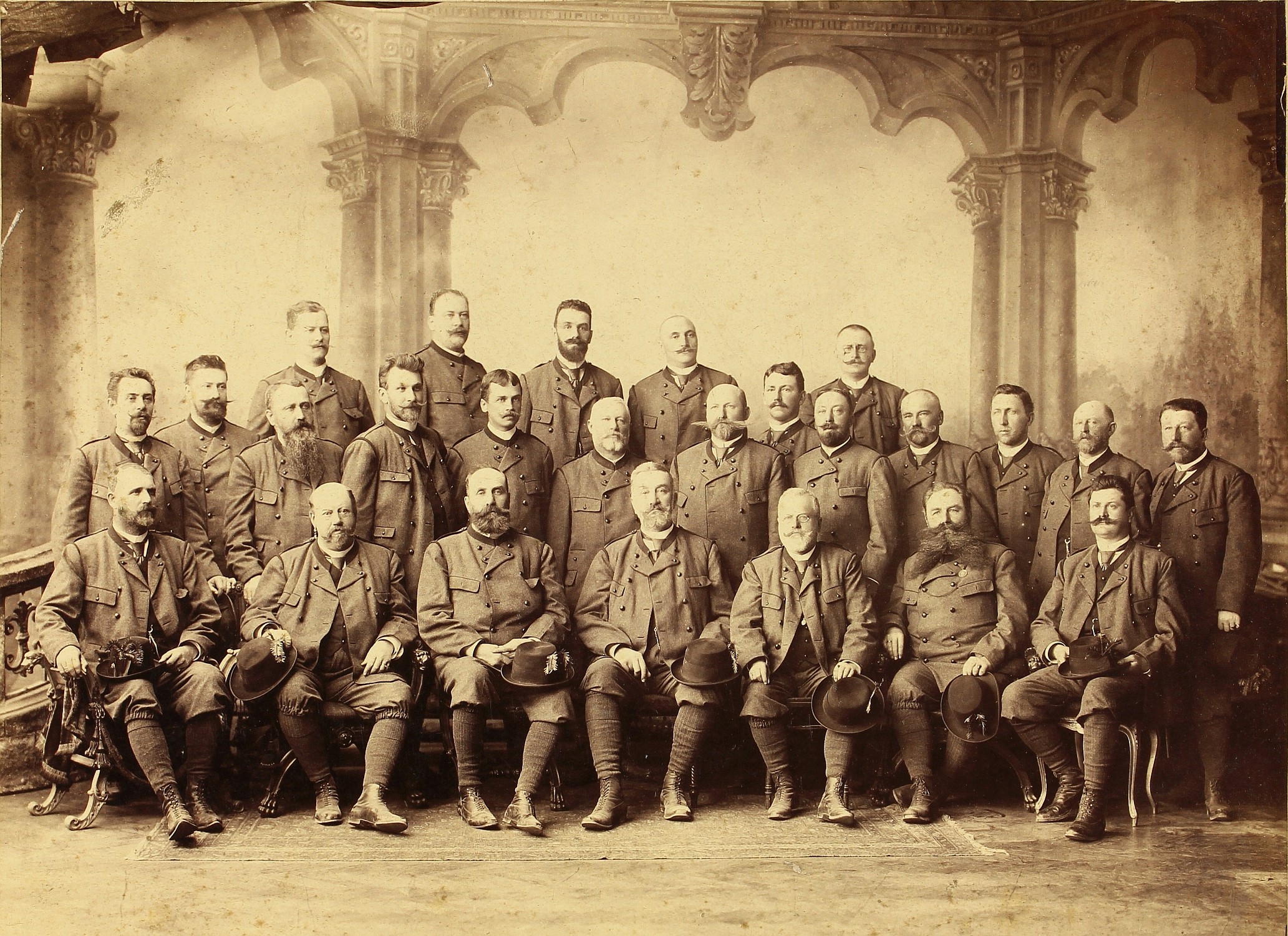 Dobový snímek zaměstnanců arcibiskupských lesů v uniformách, Vídeň, nedatováno (ZAO, Arcibiskupský archiv Kroměříž)